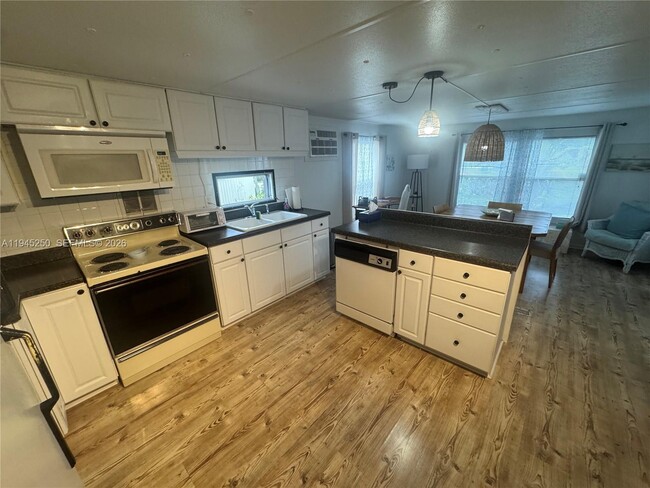 231 W Lake Dr in Hallandale Beach, FL - Building Photo - Building Photo