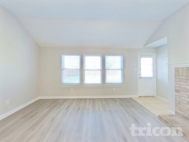 9101 Wagon Trail in Aubrey, TX - Foto de edificio - Building Photo