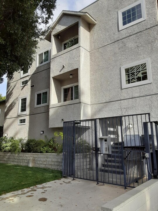 5908 Cedros Avenue in Sherman Oaks, CA - Building Photo