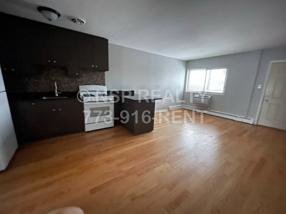 8504 Waukegan Rd, Unit 3 in Morton Grove, IL - Foto de edificio