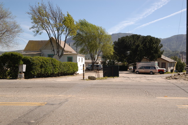 18212-18236 Telegraph Rd in Santa Paula, CA - Building Photo - Building Photo