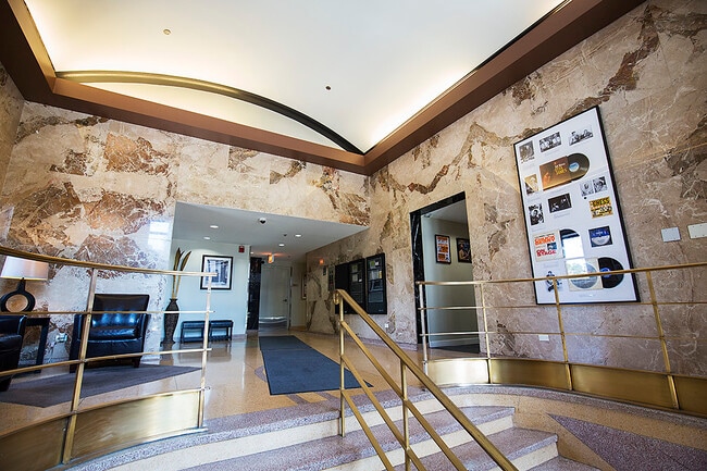 320 E 21st St, Unit 614 in Chicago, IL - Building Photo - Building Photo