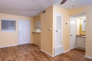 Monticello Apartments Hyde Park in Austin, TX - Building Photo