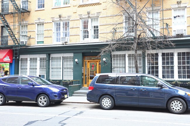 320 E 91st St in New York, NY - Foto de edificio - Building Photo