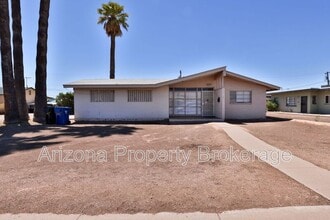 703 W 1st St in Mesa, AZ - Foto de edificio - Building Photo