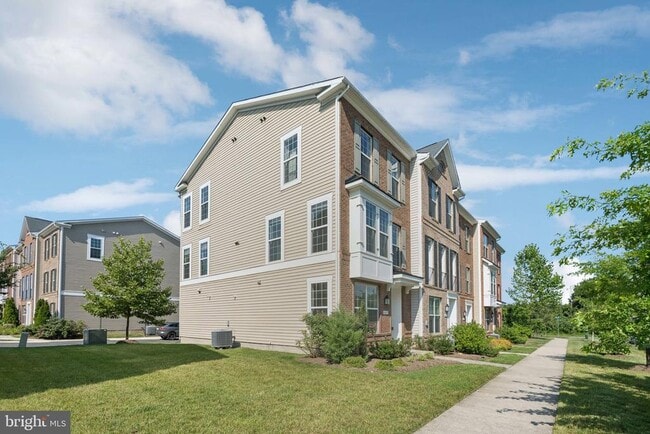 46073 Hall Rd in Sterling, VA - Building Photo - Building Photo