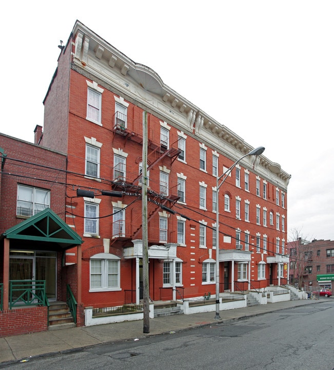 40-48 Herriot St in Yonkers, NY - Building Photo