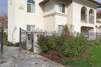 Summer Hill Place in Fresno, CA - Foto de edificio - Building Photo