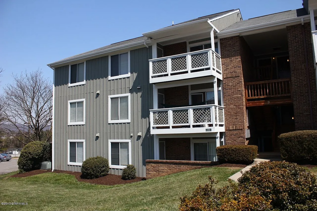 811 Cascade Ct in Blacksburg, VA - Building Photo