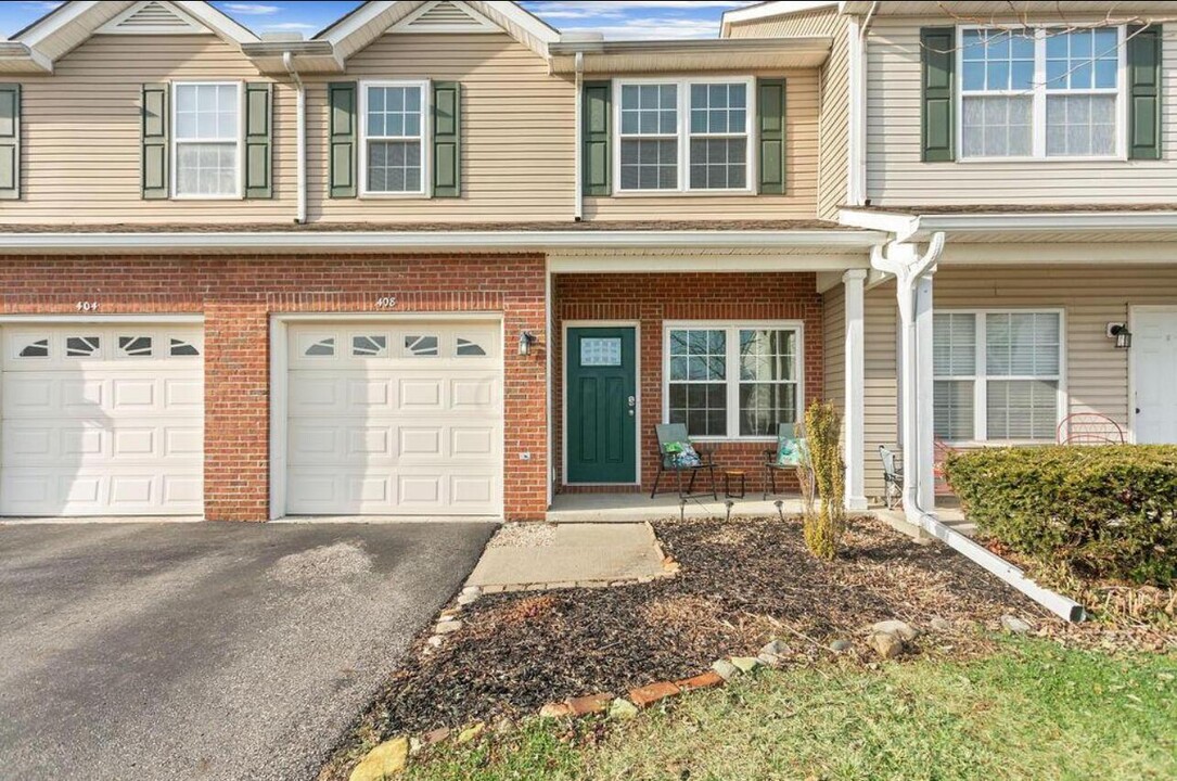 408 Fuller's Cir in Pickerington, OH - Building Photo