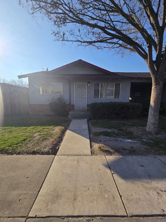 1915 Celeste Ct in Modesto, CA - Foto de edificio