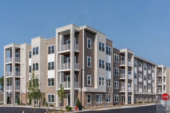 Slade Farm Residences in Somerset, MA - Building Photo - Building Photo