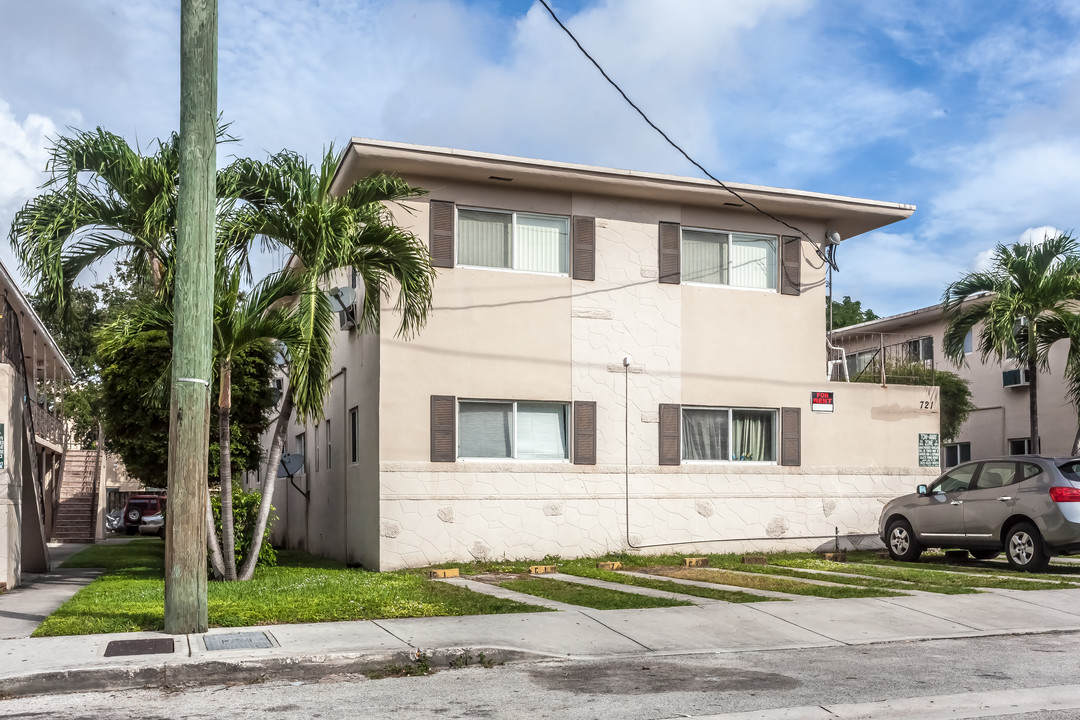 721 SW 5th St in Miami, FL - Building Photo