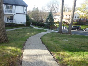 133 B Parkside Dr in Suffern, NY - Foto de edificio - Building Photo