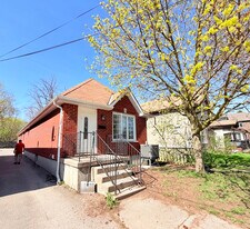 6 BED - 2 BATH - LONDON - FULL HOUSE -  STUDENT RENTAL ONLY in London, ON - Building Photo