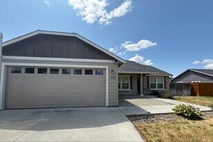 1353 E Raymond Dr in Moses Lake, WA - Building Photo