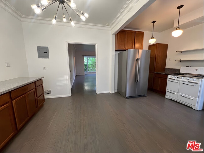 property at 1441 Hayworth Ave