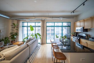 910 W Madison St in Chicago, IL - Building Photo - Building Photo