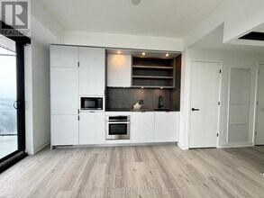 55 Charles St E in Toronto, ON - Building Photo - Building Photo