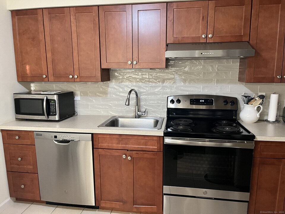 44 Mead St in Stamford, CT - Building Photo