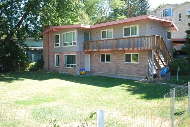 property at 725-727-727 SE Ridgeview St