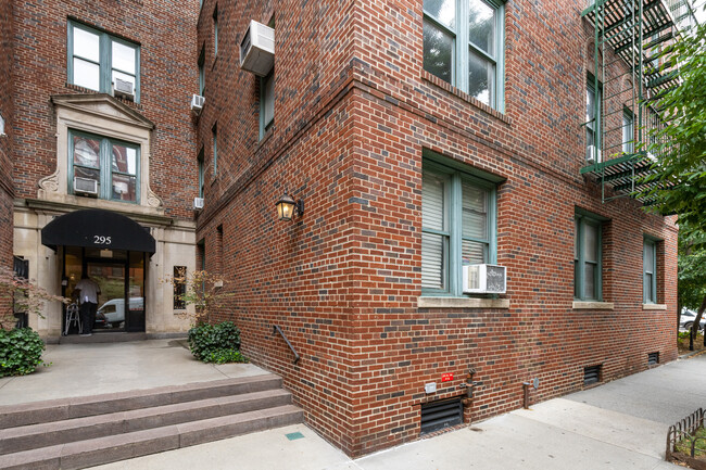 295 W 11th St in New York, NY - Foto de edificio - Building Photo