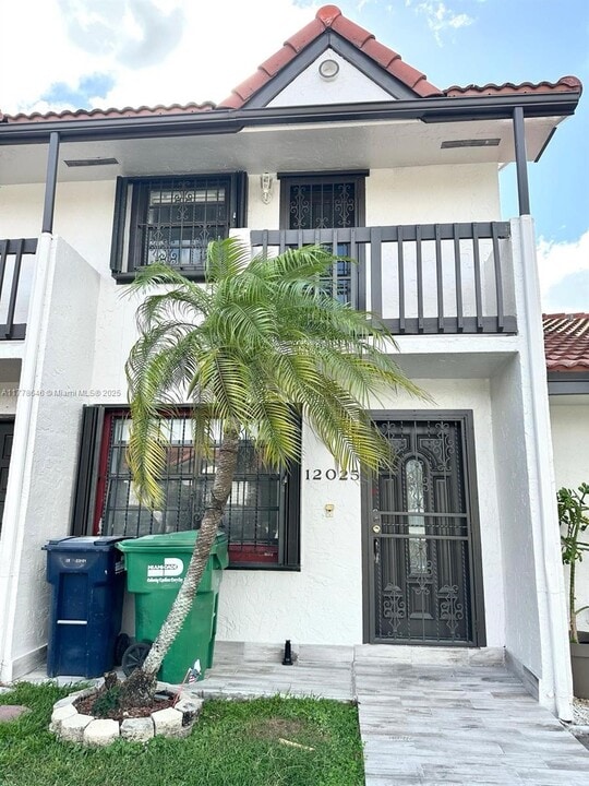 12025 SW 10th St in Miami, FL - Building Photo