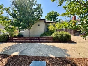 2240 33rd St in Sacramento, CA - Building Photo - Building Photo