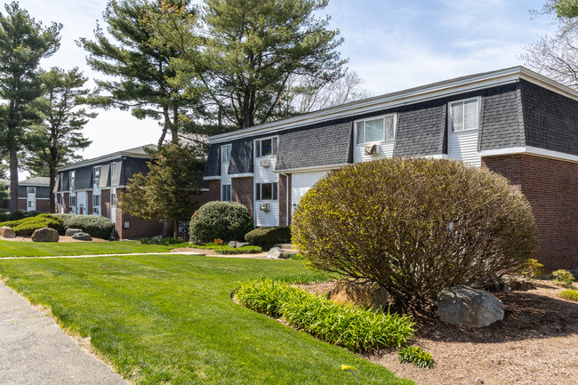 Canton Village Condominium in Canton, MA - Foto de edificio - Building Photo