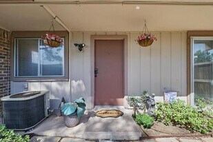 2700 Stonehaven Ct in Irving, TX - Building Photo