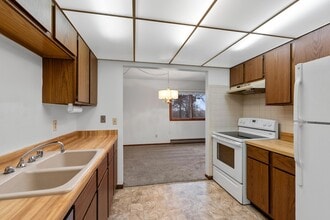 516 Marshall Ct, Unit 104 in West Bend, WI - Building Photo - Building Photo