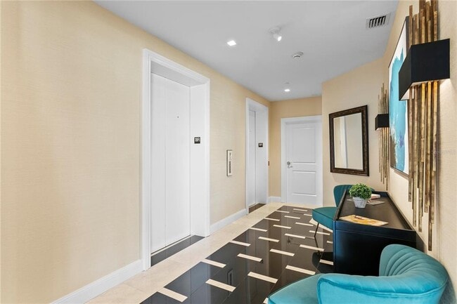 450 Knights Run Ave in Tampa, FL - Building Photo - Building Photo