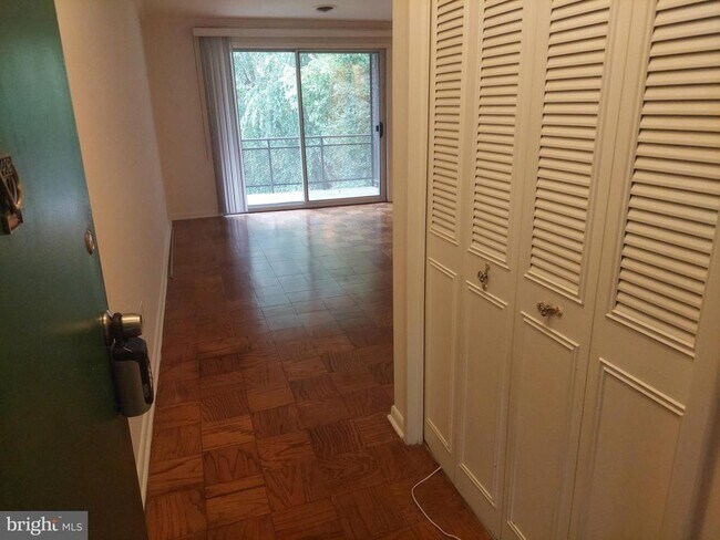 10400 Rockville Pike-Unit -402 in North Bethesda, MD - Building Photo - Building Photo