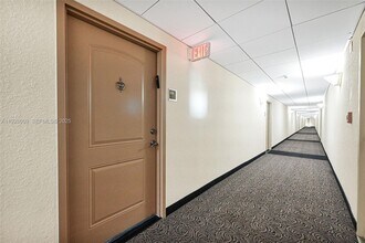 100 Bayview Dr in Sunny Isles Beach, FL - Building Photo - Building Photo