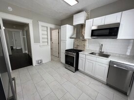 607 Fulton St E in Grand Rapids, MI - Building Photo