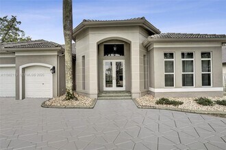 8006 N Savannah Cir in Davie, FL - Building Photo - Building Photo