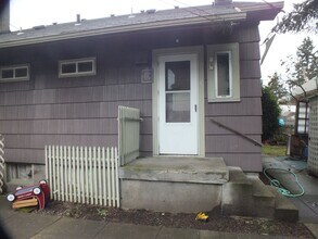 6833 NE Glisan St in Portland, OR - Building Photo - Building Photo