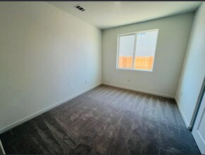 1744 Halo Ave in Manteca, CA - Foto de edificio - Building Photo