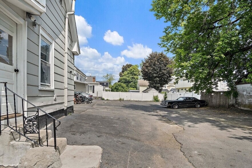 38 London St, Unit 38 in Lowell, MA - Building Photo