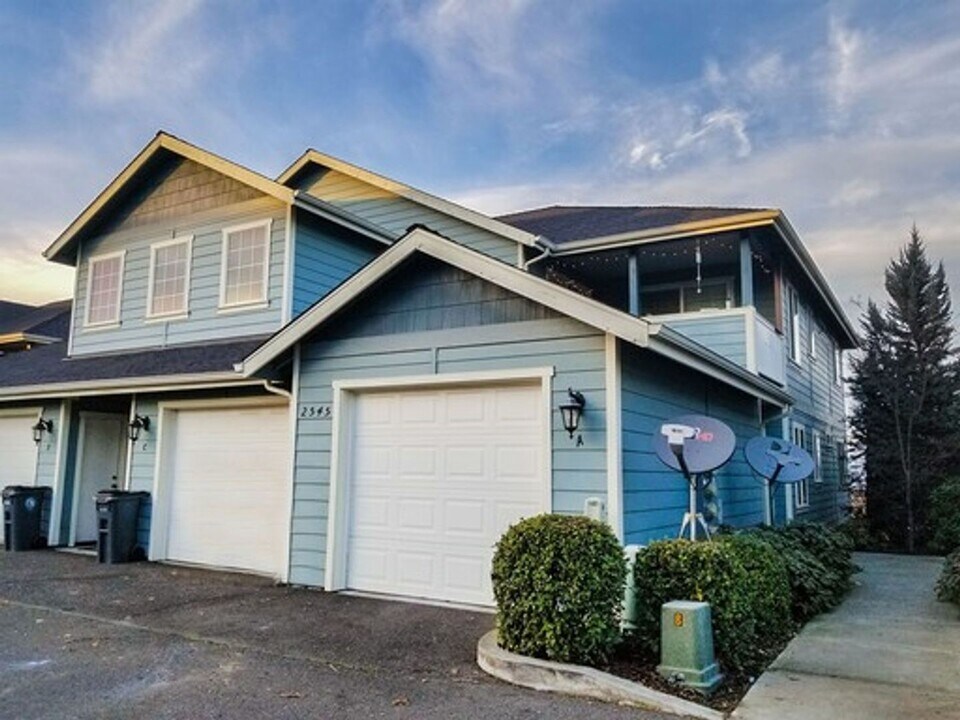 2517 Corona Ave in Medford, OR - Building Photo