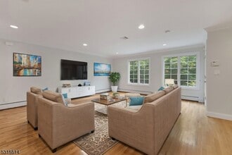 6 Skymark Ct in Upper Saddle River, NJ - Building Photo - Building Photo