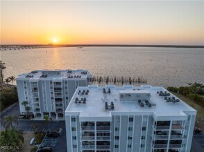 2885 Palm Beach Blvd in Ft. Myers, FL - Foto de edificio - Building Photo