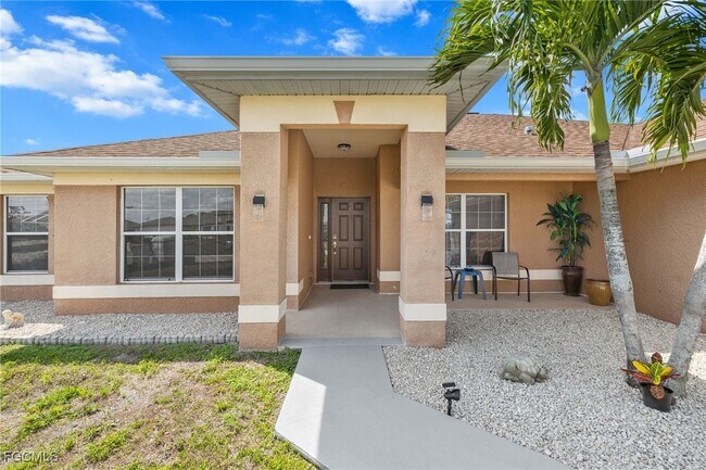 1016 NE 36th Terrace in Cape Coral, FL - Foto de edificio - Building Photo