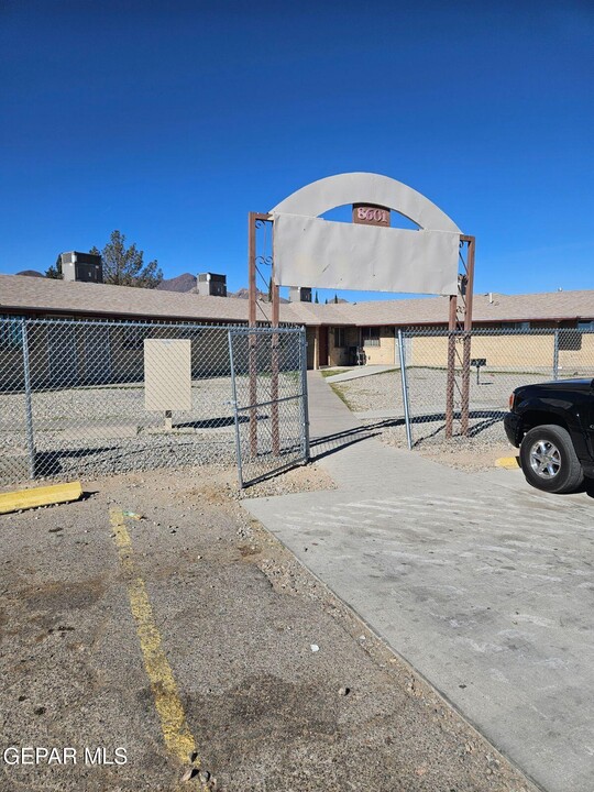 8601 Robert Dr in El Paso, TX - Building Photo