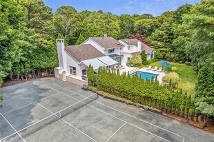 9 Plume Grass Way in Westhampton, NY - Building Photo