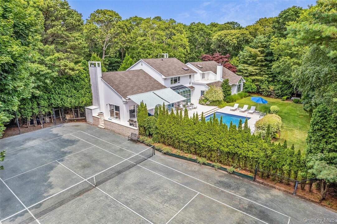 9 Plume Grass Way in Westhampton, NY - Building Photo