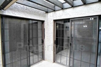 8020 E Thomas Rd in Scottsdale, AZ - Foto de edificio - Building Photo