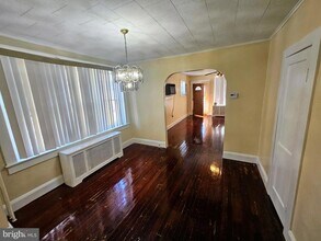 341 Hillcrest Ave in Ewing Township, NJ - Foto de edificio - Building Photo