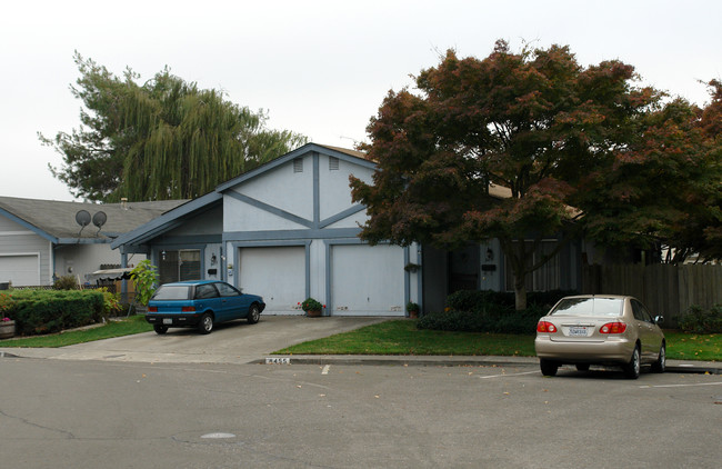 8455 Loretto Ave in Cotati, CA - Foto de edificio - Building Photo