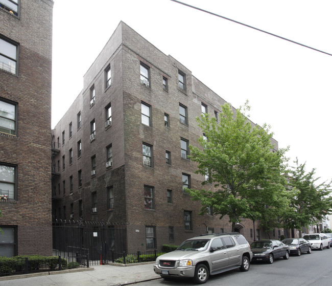 37-25 64th St in Woodside, NY - Foto de edificio - Building Photo